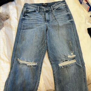 Judy Blue straight fit. Holes in knees. Mild distressing. Size 5/27